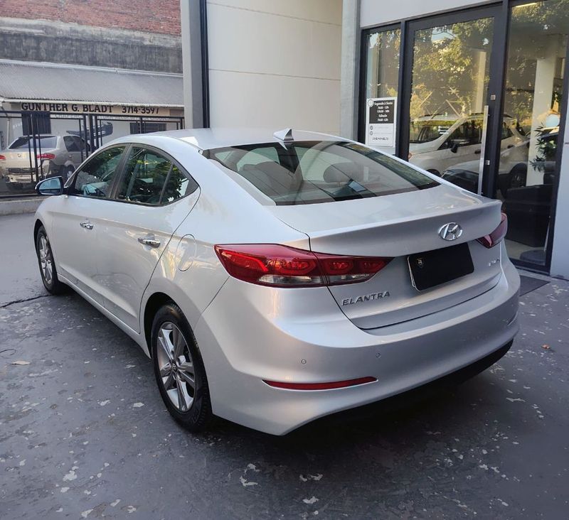 Hyundai Elantra Special Edit 2.0 16V 2016/2017 RENNER AUTOMÓVEIS LAJEADO / Carros no Vale Hyundai Elantra Special Edit 2.0 16V 2016/2017 RENNER AUTOMÓVEIS LAJEADO / Carros no Vale