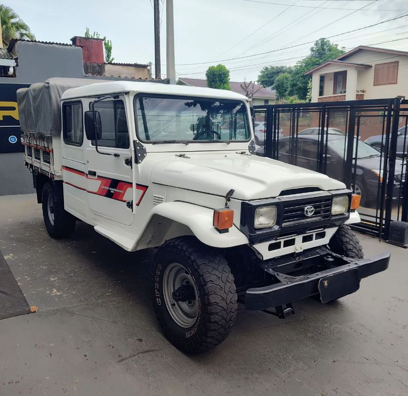 Toyota Band.Picape CD Chassi Longo 1999/2000 RENNER AUTOMÓVEIS LAJEADO / Carros no Vale