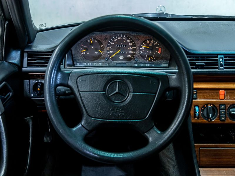 MERCEDES-BENZ E 200 2.0 CLASSIC 1993/1993 PASTORE CAR COLLECTION BENTO GONÇALVES / Carros no Vale