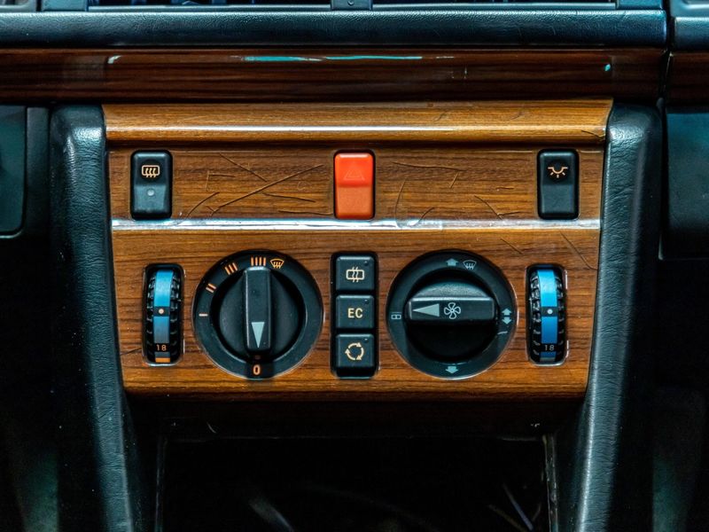 MERCEDES-BENZ E 200 2.0 CLASSIC 1993/1993 PASTORE CAR COLLECTION BENTO GONÇALVES / Carros no Vale