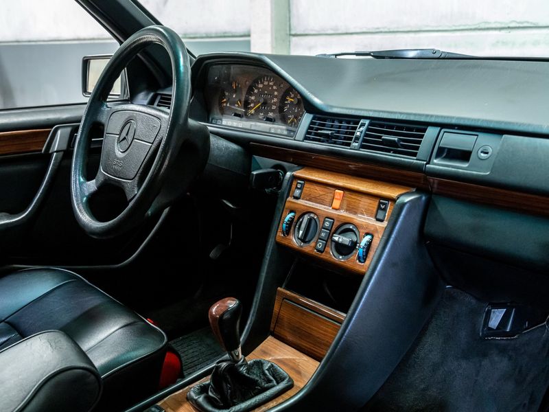 MERCEDES-BENZ E 200 2.0 CLASSIC 1993/1993 PASTORE CAR COLLECTION BENTO GONÇALVES / Carros no Vale