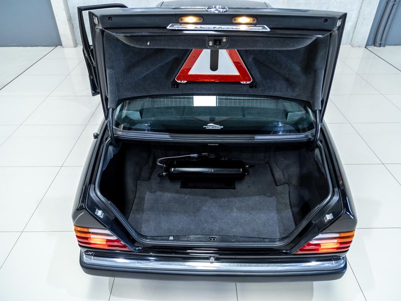 MERCEDES-BENZ E 200 2.0 CLASSIC 1993/1993 PASTORE CAR COLLECTION BENTO GONÇALVES / Carros no Vale