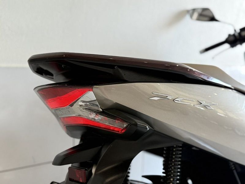 Honda PCX 150 DLX ABS CVT 2022 SÓ MOTOS E AUTOMÓVEIS SANTA CRUZ DO SUL / Carros no Vale