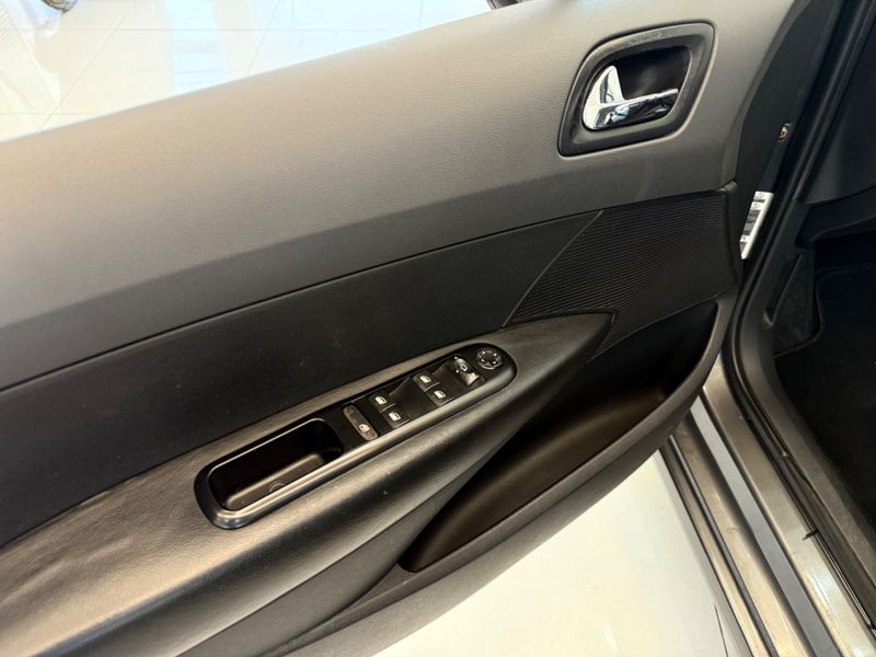 Peugeot 408 Allure 2.0 16v 2011/2012 COVEL VEICULOS ENCANTADO / Carros no Vale