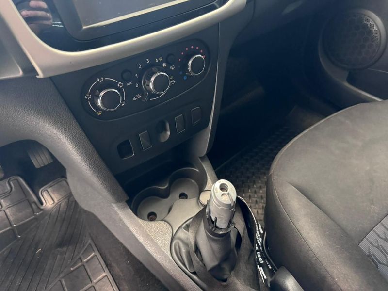 Renault Sandero Expression 1.0 16v Hi Mec. 2016/2017 COVEL VEICULOS ENCANTADO / Carros no Vale