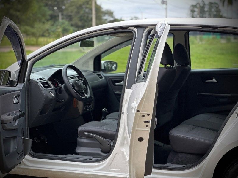 Volkswagen FOX COMFORTLINE 1.0 2017 NEUMANN VEÍCULOS ARROIO DO MEIO / Carros no Vale