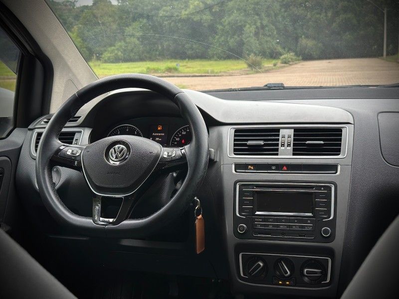 Volkswagen FOX COMFORTLINE 1.0 2017 NEUMANN VEÍCULOS ARROIO DO MEIO / Carros no Vale