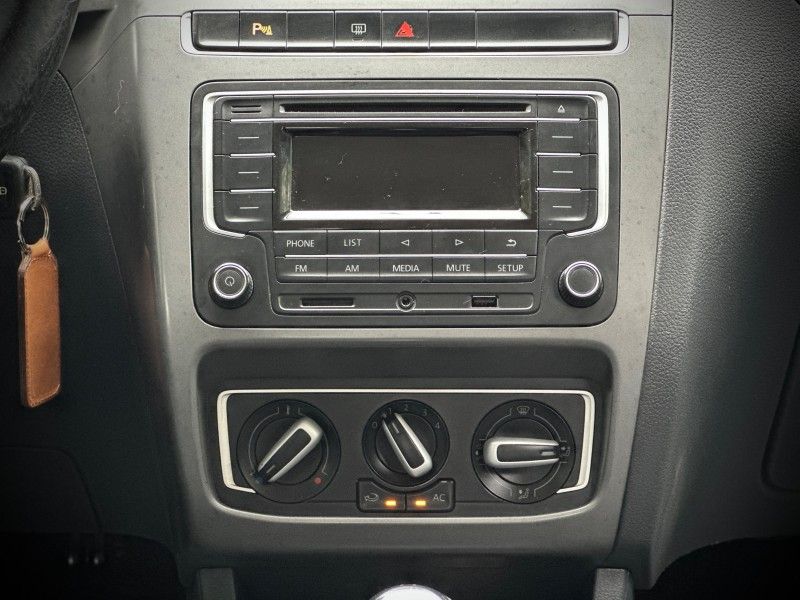 Volkswagen FOX COMFORTLINE 1.0 2017 NEUMANN VEÍCULOS ARROIO DO MEIO / Carros no Vale