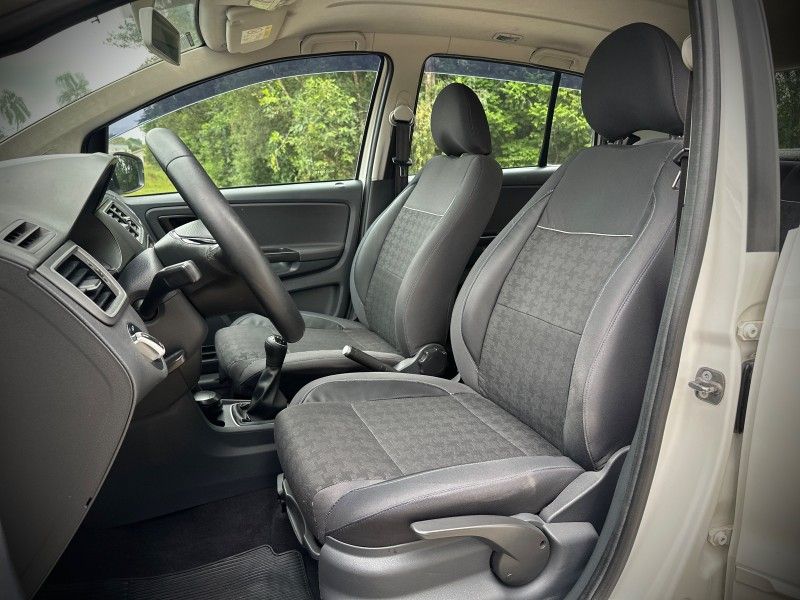 Volkswagen FOX COMFORTLINE 1.0 2017 NEUMANN VEÍCULOS ARROIO DO MEIO / Carros no Vale