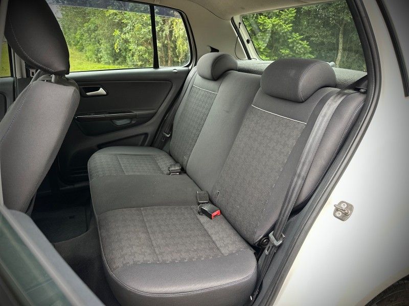 Volkswagen FOX COMFORTLINE 1.0 2017 NEUMANN VEÍCULOS ARROIO DO MEIO / Carros no Vale