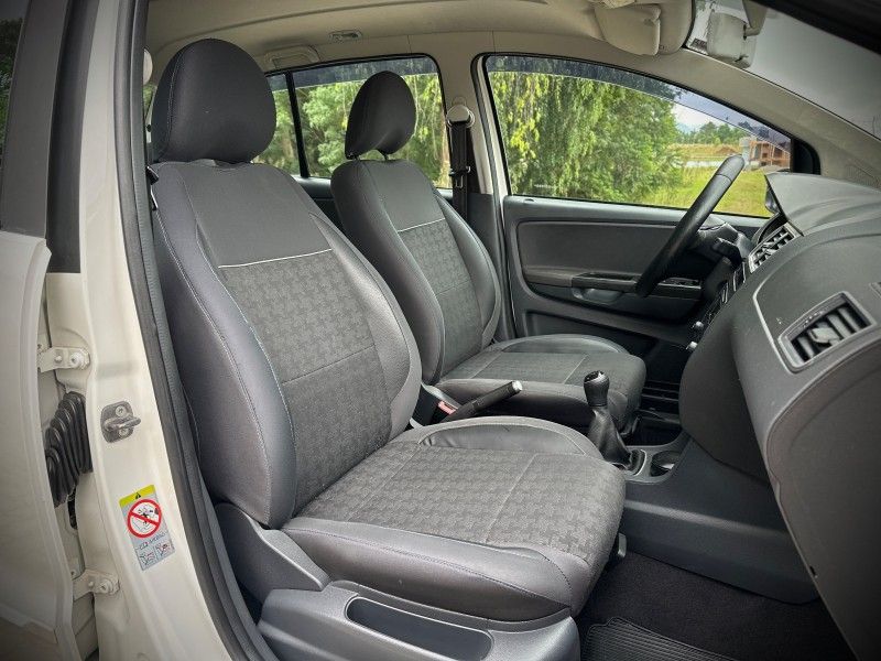 Volkswagen FOX COMFORTLINE 1.0 2017 NEUMANN VEÍCULOS ARROIO DO MEIO / Carros no Vale