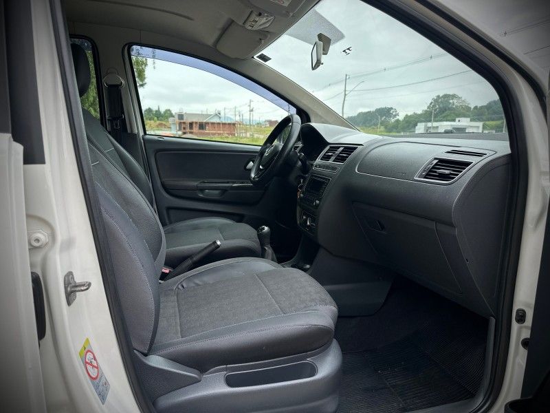 Volkswagen FOX COMFORTLINE 1.0 2017 NEUMANN VEÍCULOS ARROIO DO MEIO / Carros no Vale