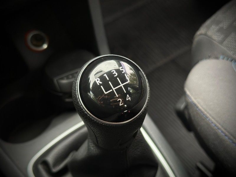 Volkswagen FOX COMFORTLINE 1.0 2017 NEUMANN VEÍCULOS ARROIO DO MEIO / Carros no Vale