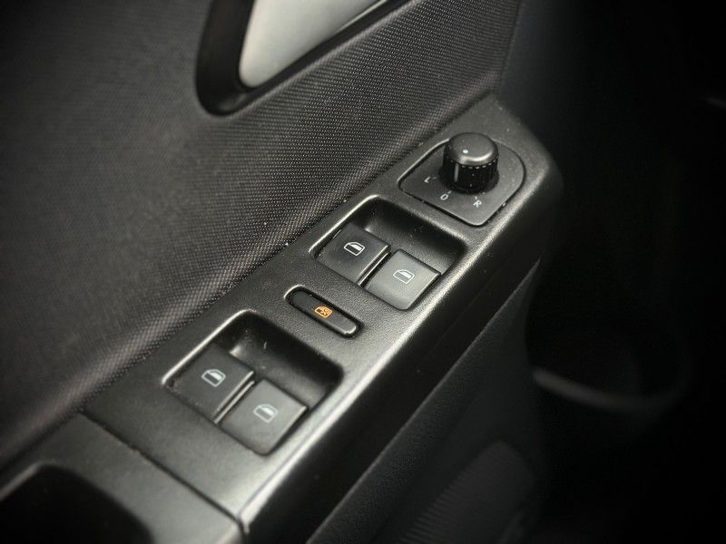 Volkswagen FOX COMFORTLINE 1.0 2017 NEUMANN VEÍCULOS ARROIO DO MEIO / Carros no Vale