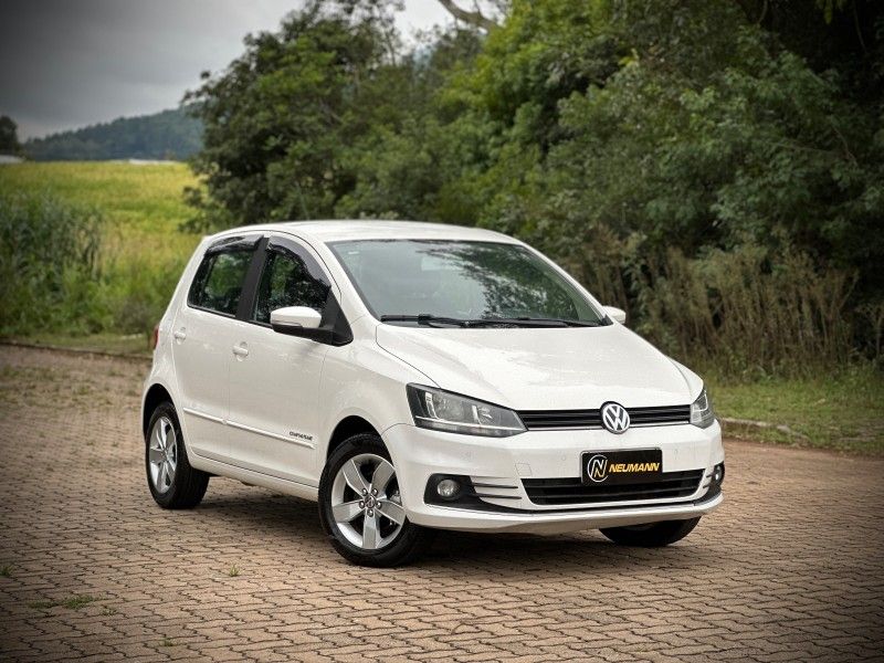 Volkswagen FOX COMFORTLINE 1.0 2017 NEUMANN VEÍCULOS ARROIO DO MEIO / Carros no Vale