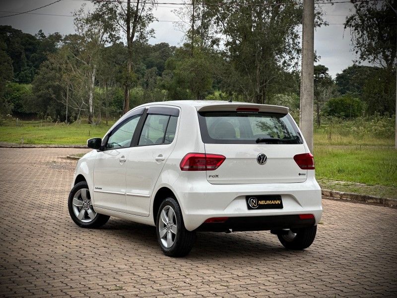 Volkswagen FOX COMFORTLINE 1.0 2017 NEUMANN VEÍCULOS ARROIO DO MEIO / Carros no Vale