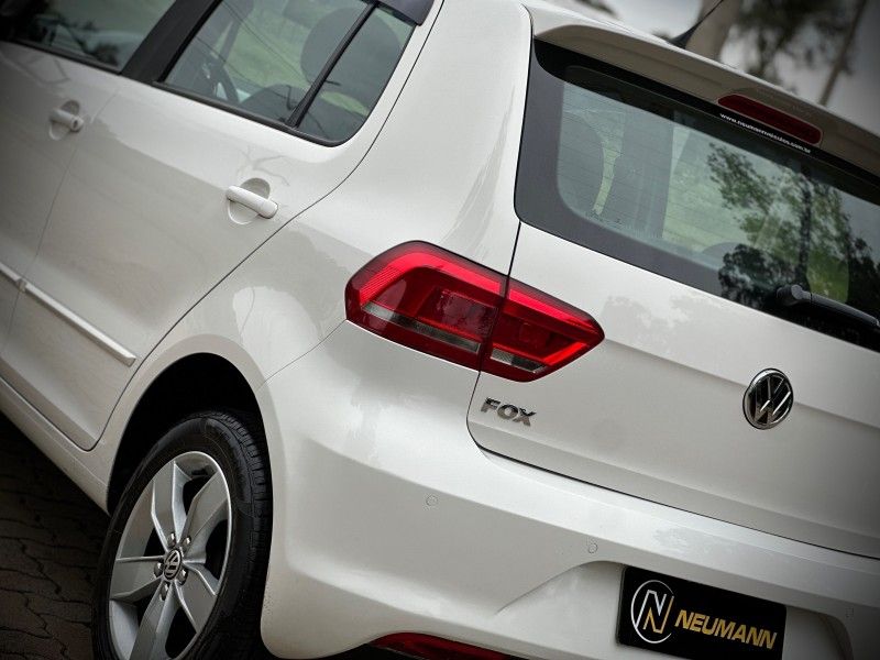 Volkswagen FOX COMFORTLINE 1.0 2017 NEUMANN VEÍCULOS ARROIO DO MEIO / Carros no Vale