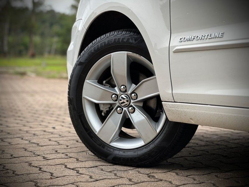 Volkswagen FOX COMFORTLINE 1.0 2017 NEUMANN VEÍCULOS ARROIO DO MEIO / Carros no Vale