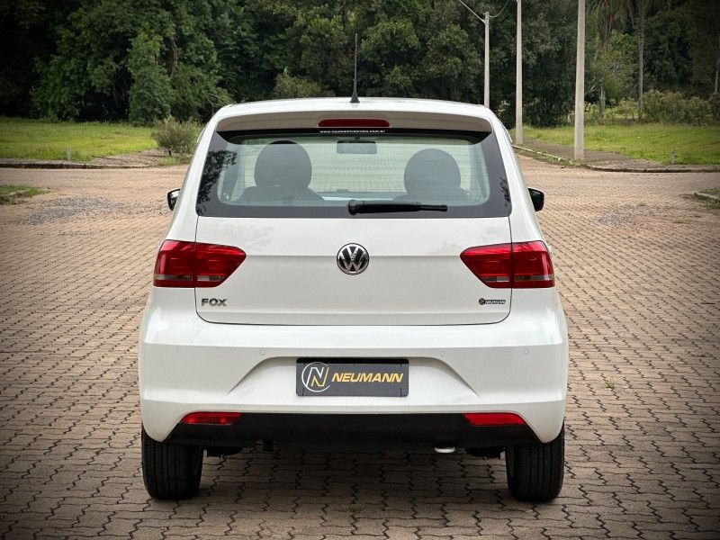 Volkswagen FOX COMFORTLINE 1.0 2017 NEUMANN VEÍCULOS ARROIO DO MEIO / Carros no Vale