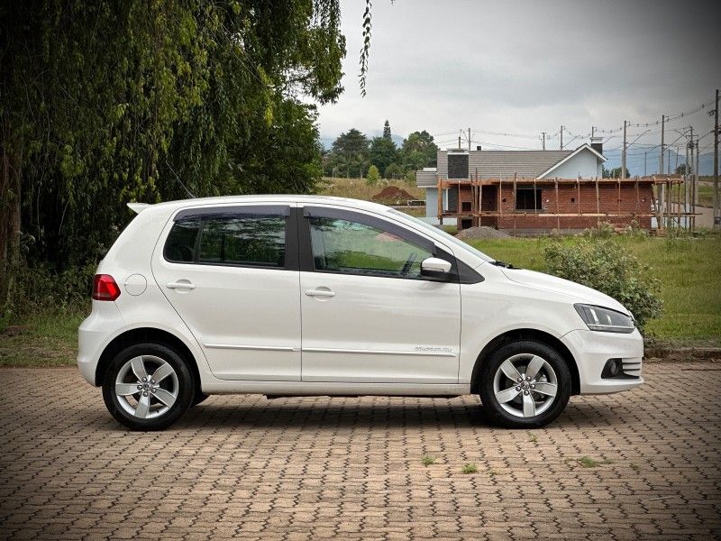 Volkswagen FOX COMFORTLINE 1.0 2017 NEUMANN VEÍCULOS ARROIO DO MEIO / Carros no Vale