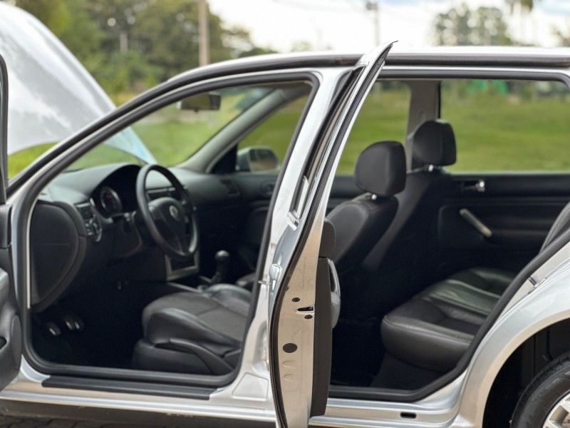 Volkswagen GOLF SPORTLINE 1.6 2010 NEUMANN VEÍCULOS ARROIO DO MEIO / Carros no Vale