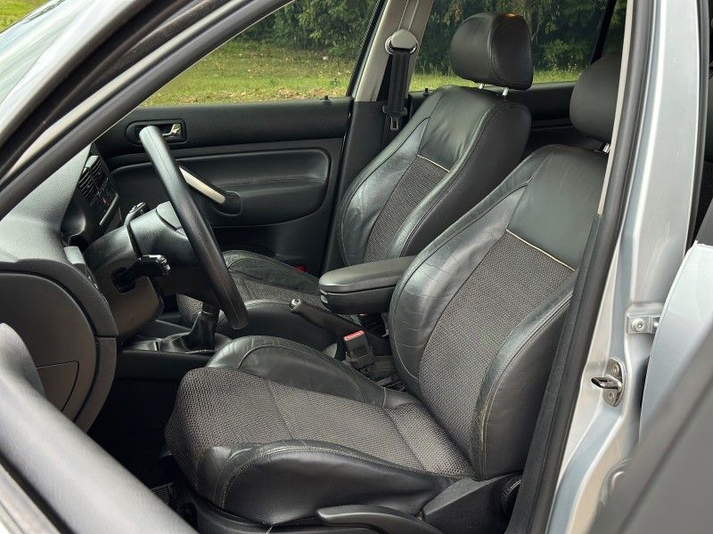 Volkswagen GOLF SPORTLINE 1.6 2010 NEUMANN VEÍCULOS ARROIO DO MEIO / Carros no Vale