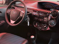 Toyota ETIOS SEDAN XS 1.5 2016 FERREIRA VEÍCULOS VENÂNCIO AIRES / Carros no Vale