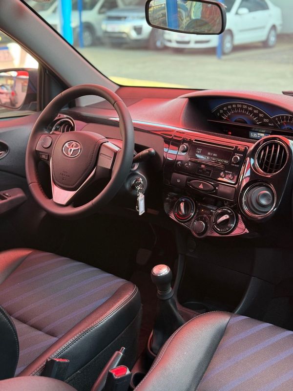 Toyota ETIOS SEDAN XS 1.5 2016 FERREIRA VEÍCULOS VENÂNCIO AIRES / Carros no Vale