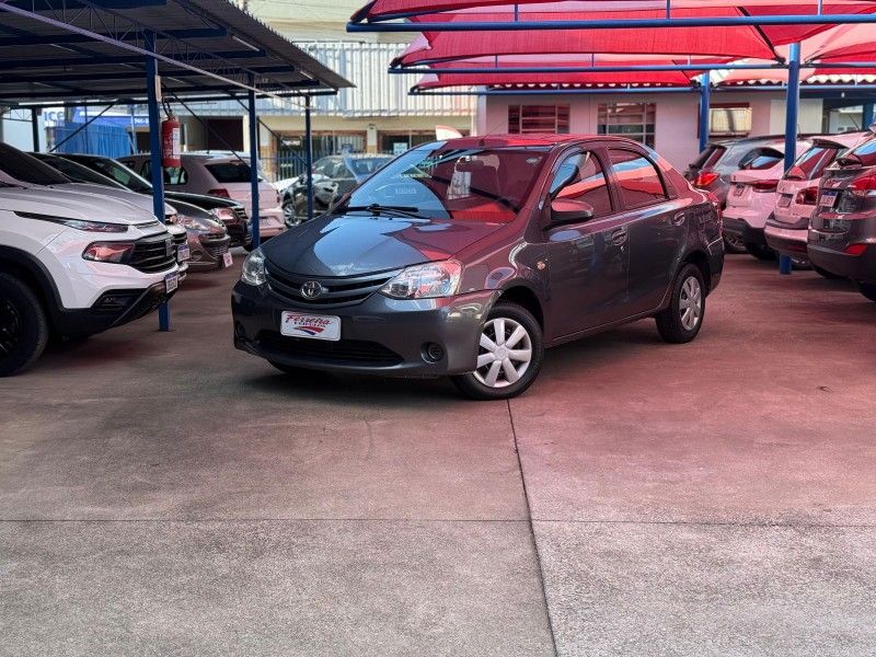 Toyota ETIOS SEDAN XS 1.5 2016 FERREIRA VEÍCULOS VENÂNCIO AIRES / Carros no Vale