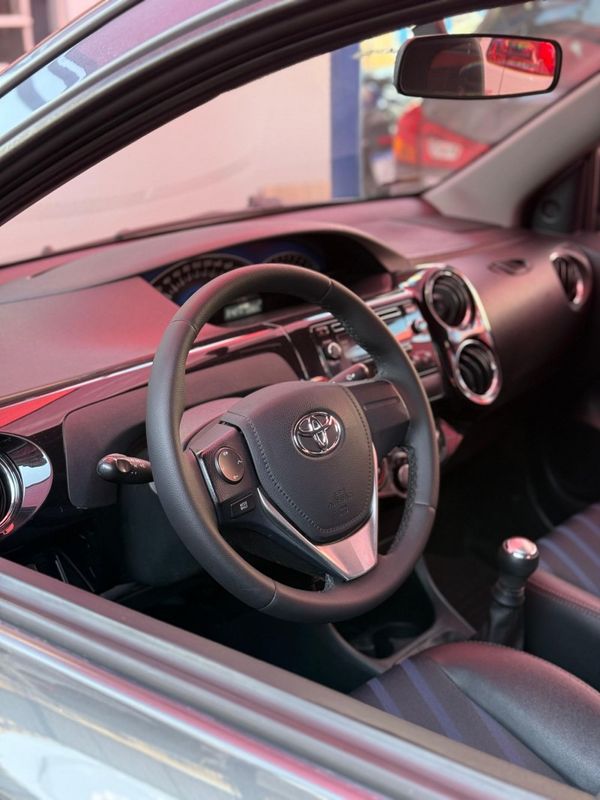 Toyota ETIOS SEDAN XS 1.5 2016 FERREIRA VEÍCULOS VENÂNCIO AIRES / Carros no Vale