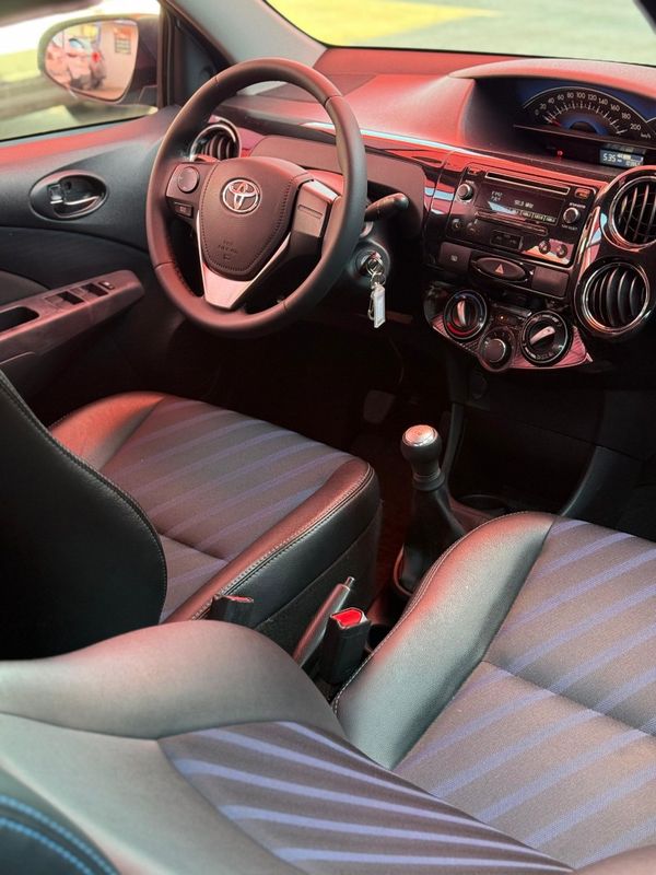 Toyota ETIOS SEDAN XS 1.5 2016 FERREIRA VEÍCULOS VENÂNCIO AIRES / Carros no Vale