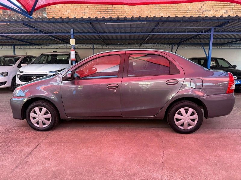 Toyota ETIOS SEDAN XS 1.5 2016 FERREIRA VEÍCULOS VENÂNCIO AIRES / Carros no Vale