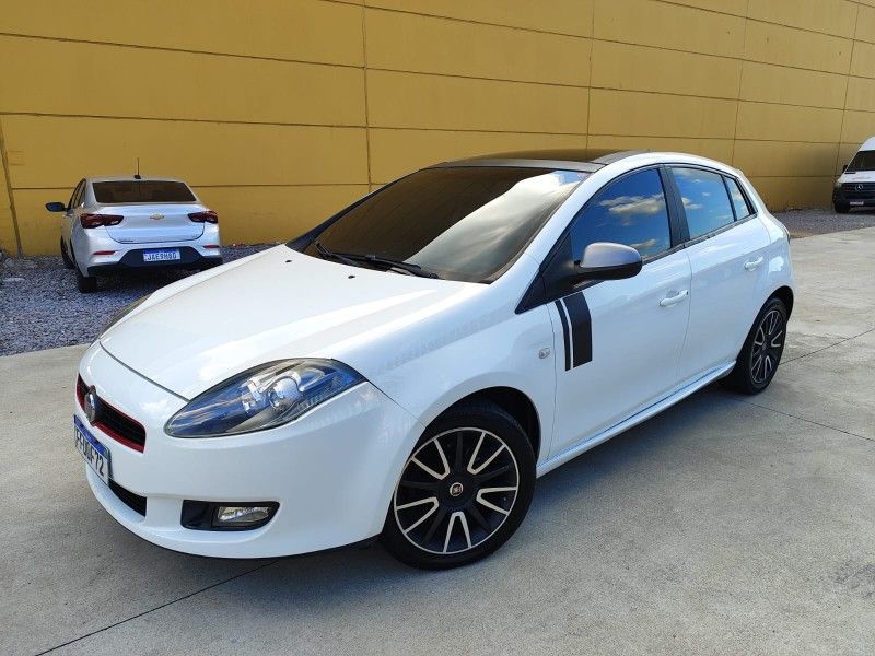 FIAT BRAVO 1.8 SPORTING 16V AUTOMATIZADO 2013/2014 HUBNER MULTIMARCAS FARROUPILHA / Carros no Vale