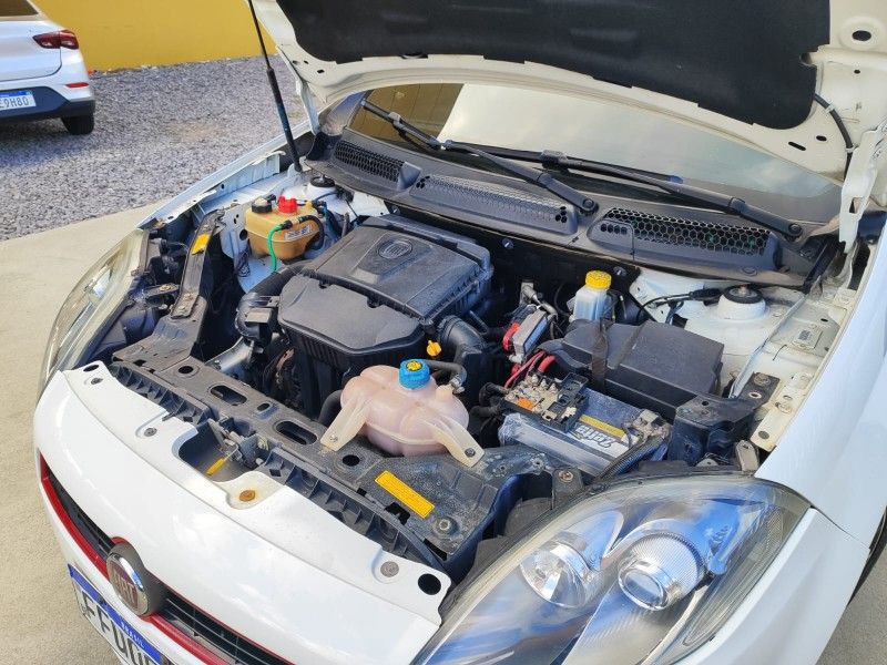 FIAT BRAVO 1.8 SPORTING 16V AUTOMATIZADO 2013/2014 HUBNER MULTIMARCAS FARROUPILHA / Carros no Vale