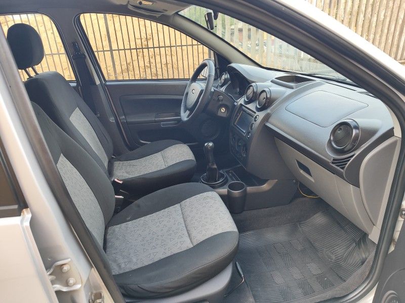 FORD FIESTA 1.0 MPI CLASS 8V 2012/2013 HUBNER MULTIMARCAS FARROUPILHA / Carros no Vale