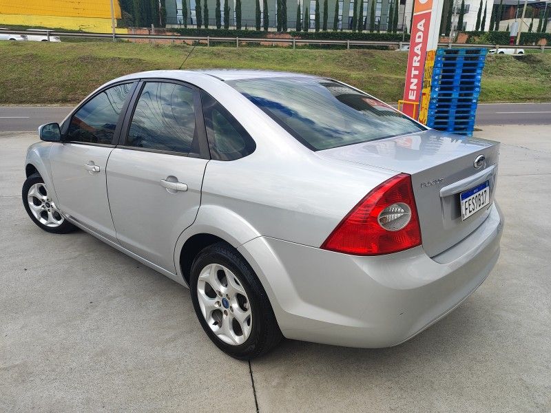 FORD FOCUS 2.0 16V 2013/2013 HUBNER MULTIMARCAS FARROUPILHA / Carros no Vale