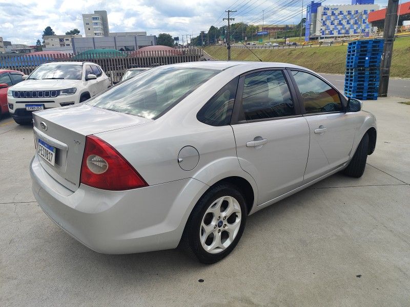 FORD FOCUS 2.0 16V 2013/2013 HUBNER MULTIMARCAS FARROUPILHA / Carros no Vale