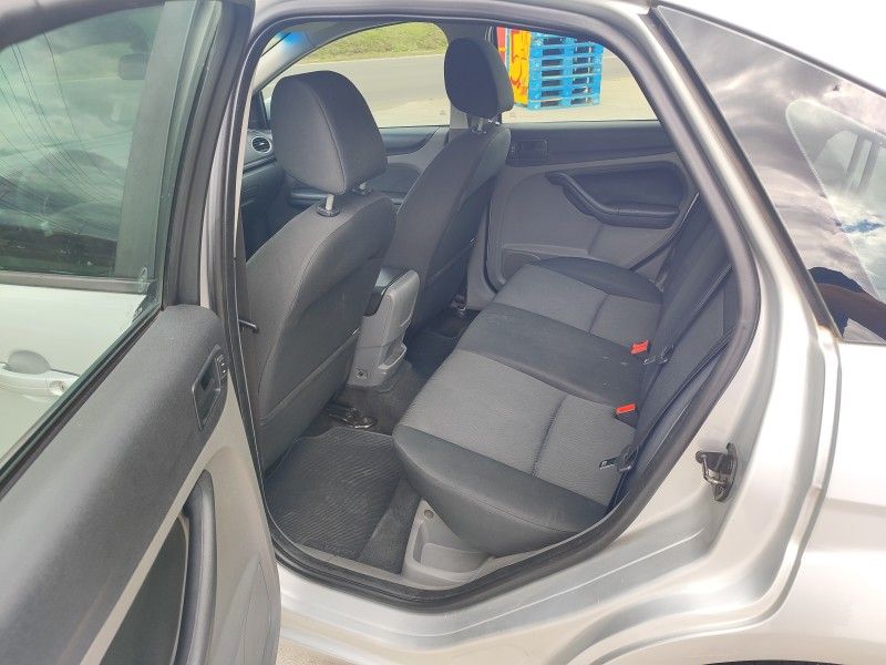 FORD FOCUS 2.0 16V 2013/2013 HUBNER MULTIMARCAS FARROUPILHA / Carros no Vale