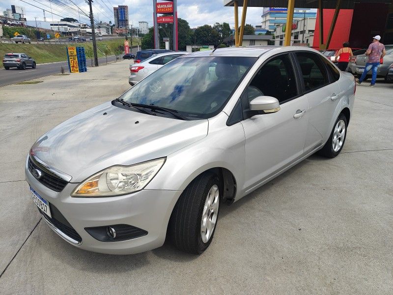 FORD FOCUS 2.0 16V 2013/2013 HUBNER MULTIMARCAS FARROUPILHA / Carros no Vale
