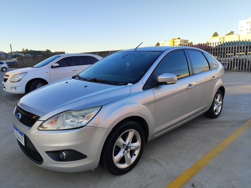 FORD FOCUS 2.0 GLX 16V 2011/2011 HUBNER MULTIMARCAS FARROUPILHA / Carros no Vale