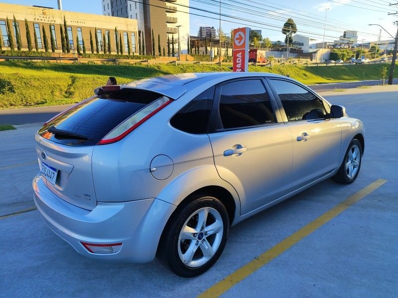 FORD FOCUS 2.0 GLX 16V 2011/2011 HUBNER MULTIMARCAS FARROUPILHA / Carros no Vale