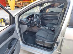 FORD FOCUS 2.0 GLX 16V 2011/2011 HUBNER MULTIMARCAS FARROUPILHA / Carros no Vale