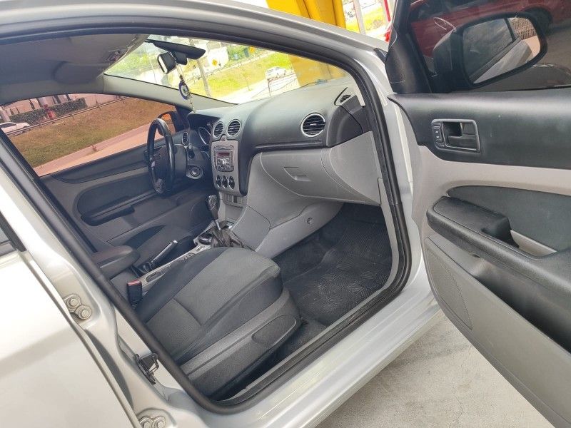 FORD FOCUS 2.0 GLX 16V 2011/2011 HUBNER MULTIMARCAS FARROUPILHA / Carros no Vale