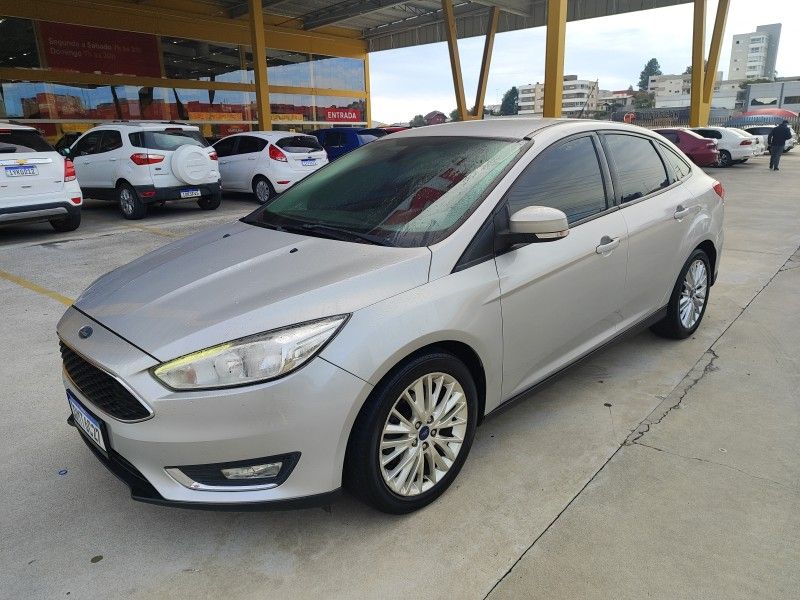 FORD FOCUS 2.0 SE SEDAN 16V 2017/2018 HUBNER MULTIMARCAS FARROUPILHA / Carros no Vale