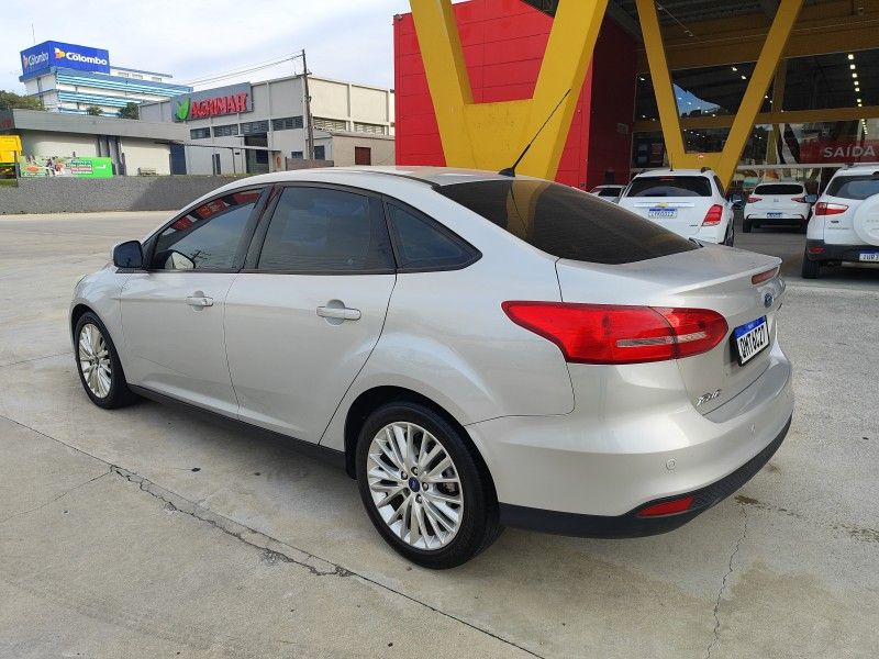 FORD FOCUS 2.0 SE SEDAN 16V 2017/2018 HUBNER MULTIMARCAS FARROUPILHA / Carros no Vale