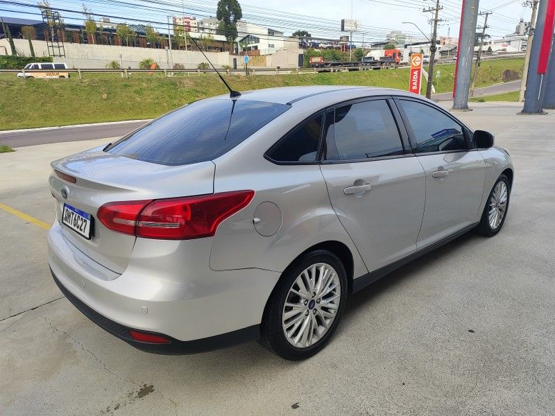 FORD FOCUS 2.0 SE SEDAN 16V 2017/2018 HUBNER MULTIMARCAS FARROUPILHA / Carros no Vale