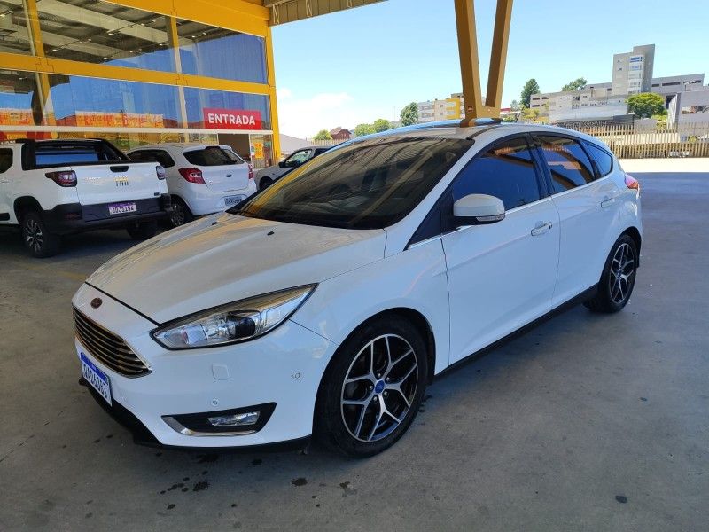 FORD FOCUS 2.0 TITANIUM 16V 2017/2017 HUBNER MULTIMARCAS FARROUPILHA / Carros no Vale