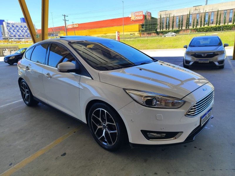 FORD FOCUS 2.0 TITANIUM 16V 2017/2017 HUBNER MULTIMARCAS FARROUPILHA / Carros no Vale