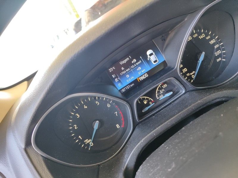 FORD FOCUS 2.0 TITANIUM 16V 2017/2017 HUBNER MULTIMARCAS FARROUPILHA / Carros no Vale