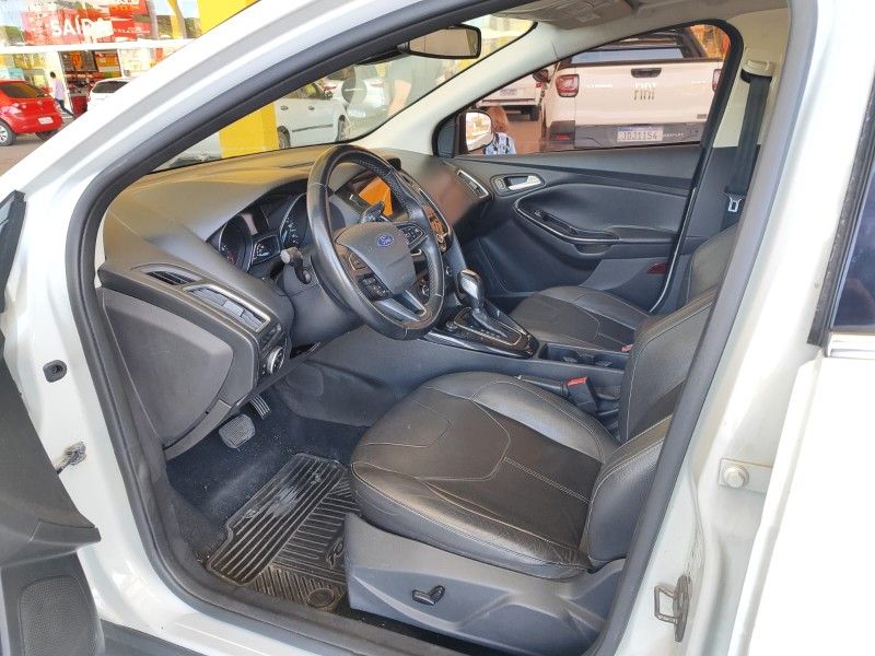 FORD FOCUS 2.0 TITANIUM 16V 2017/2017 HUBNER MULTIMARCAS FARROUPILHA / Carros no Vale